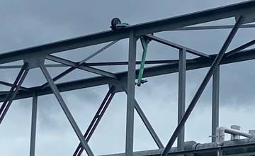 Ďalšiu elektrickú kolobežku Bolt našli Martinčania visieť z konštrukcie železného mosta