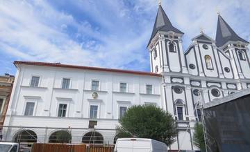 Po roku rekonštrukcií došlo k odhaleniu fasády kláštora patriacemu k Sirotáru na Mariánskom námestí v Žiline