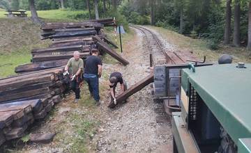 Lesnú úvraťovú železničku vo Vychylovke, po ktorej návštevníci vyrážajú na jazdy, zbavili popadaných stromov 