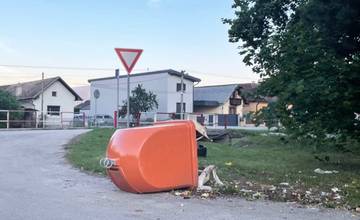 V žilinskej mestskej časti Bánová je pravidelne prevrátený kôš na bioodpad, príčinou je opäť divá zver