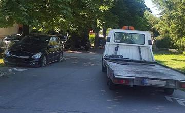 Odstavený Mercedes na Hlinách dal odtiahnuť majiteľ, zatiaľ čo sa mesto chváli napredovaním v boji s autovrakmi