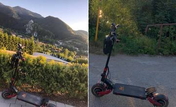 Maskovaná osoba odcudzila elektrickú kolobežku z obchodu na Hlinách, odtlačila ju smerom na Solinky