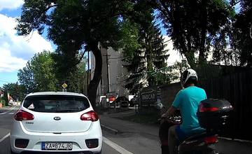 VIDEO: Motocyklisti začínajú v Žiline predbiehať autá aj vpravo, vyhýbajú sa tak kolónam