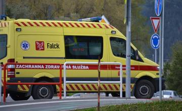 Zdravotníci ošetrovali muža ležiaceho na Závodskej ceste v Žiline, ten sa na nich pokúšal zaútočiť päsťami