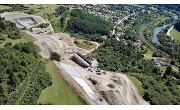 VIDEO: Aktuálne zábery z výstavby diaľničného úseku D1 Hubová - Ivachnová