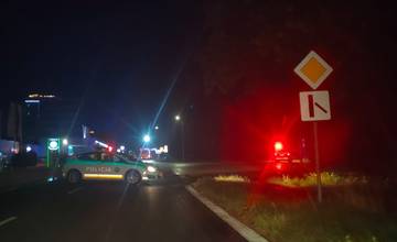 Na Rosinskej ceste sa zrazilo auto s motorkou, o pár metrov ďalej záchranári oživujú osobu