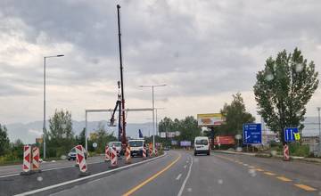 Niektorí vodiči neregistrujú značenie o uzatvorení Ľavobrežnej ulice, spôsobujú tým kolóny
