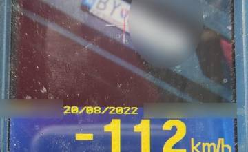 Policajti chytili ďalšieho vodiča, ktorý sa rútil cez obec rýchlosťou 112 km/h. Muž z Bytče dostal blokovú pokutu