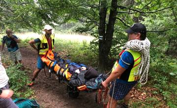 Turista sa pošmykol na mokrom chodníku vo Veľkej Fatre, pomáhali mu horskí záchranári