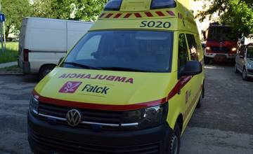 Na Vlčincoch z okna bytového domu vypadla žena, ktorá na mieste zomrela. Prípad vyšetruje polícia
