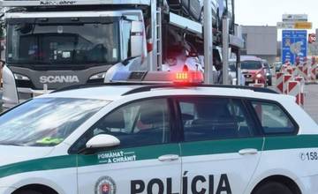Kamióny budú po slovenských cestách jazdiť aj počas sviatku SNP, výnimku udelila vodičom polícia