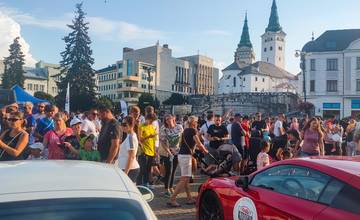 FOTO: Hlinkovo námestie v sobotu zaplnili superšporty na Rally Radosti, z výfukov večer šľahali plamene