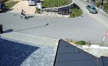 VIDEO: Zaparkovanú elektrickú kolobežku ukradli za bieleho dňa spred domu, páchateľov zachytila aj kamera