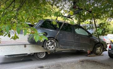 Na Vlčincoch odstránili ďalší autovrak, uvoľnilo sa tým jedno parkovacie miesto