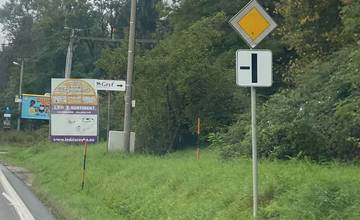 Zákaz odbočenia z hlavnej cesty v žilinskej mestskej časti Bytčica niekto odstránil