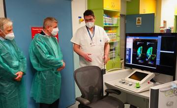 V Martine operuje pacientov robotické rameno s umelou inteligenciou, ovládané by mohlo byť z inej nemocnice