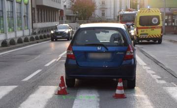 Na Hurbanovej ulici zrazila 37-ročná vodička dvoch chodcov, ktorí prechádzali cez riadne označený priechod 