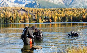 Potápači vylovili z tatranských plies viac ako 100 kilogramov neporiadku. Našli utopený dron, topánky i stavebný odpad