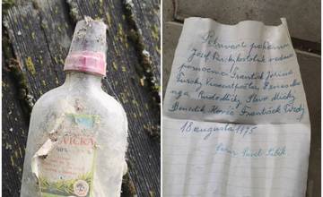 Na streche hradbového kostola v Turí objavili správu vo fľaši od borovičky
