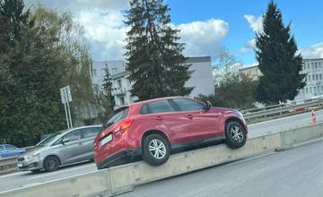 Po zmene dopravného značenia pod Rondlom došlo k prvej nehode, auto skončilo na zvodidlách