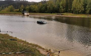 Žilinskí potápači vyťahovali vozidlo, ktoré sa potopilo 15 metrov od brehu rybníka v Čadci