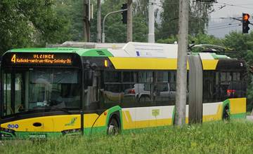 Na Solinkách stojí pokazený trolejbus, kolóna siaha až do centra mesta