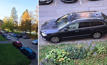 Zlodeji vykradli auto na Vlčincoch, odniesli si dioptrické okuliare a niekoľko mincí