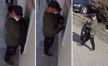 Kriminálna polícia hľadá muža, ktorý nelegálne vyberal peniaze z bankomatu