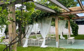 V altánku pred Villou Nečas sa opäť konajú civilné sobáše. Oddaný bol aj prvý pár, ktorý žiadal o výnimku