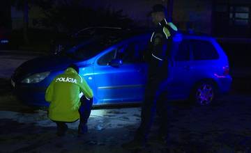 Opitý vodič unikal policajtom zo Soliniek na Vlčince, po nárazoch do obrubníkov zostalo jeho auto nepojazdné