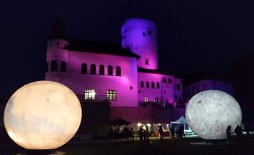 Na podporu prevencie rakoviny prsníka svieti Budatínsky hrad vo večerných hodinách naružovo 