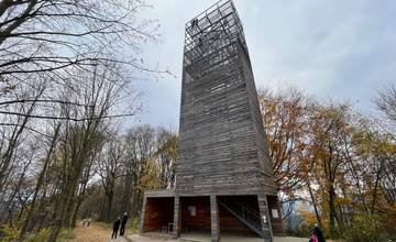 V najbližších dňoch budú na vyhliadkovej veži Dubeň obnovovať náter drevených častí