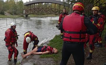 FOTO: Hasiči z celého Žilinského kraja zachraňovali topiace sa osoby z rozbúrenej vody. Išlo o povodňový výcvik