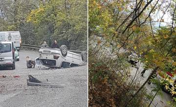 Na ceste pod Dubňom sa prevrátilo na strechu vozidlo, posádka utrpela zranenia
