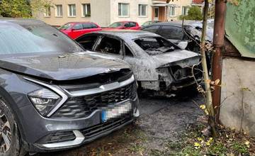 Pred panelákom pri Rajeckej ceste zhorelo auto, požiar poškodil aj ďalšie vozidlá