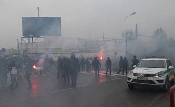 FOTO: Fanúšikov futbalových tímov na sobotňajší zápas eskortovali policajti z celého Slovenska