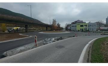 VIDEO: Aktuálne zábery z novej okružnej križovatky na Kysuckej ulici, ktorú otvoria začiatkom novembra