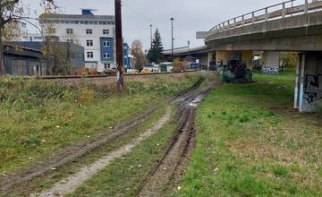 Revitalizovanú zeleň vo Framborskom parku zničili nákladné autá, prevážali tadiaľ unimobunky