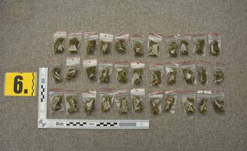 Kriminalisti obvinili 25-ročného muža zo Žiliny, našli mu 158 jednotlivých dávok marihuany
