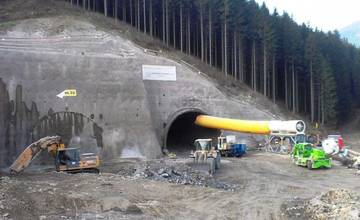 Po ôsmich rokoch čakania slávnostne prerazili liptovský diaľničný tunel Čebrať 