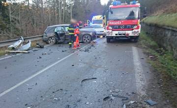 Pri čelnej zrážke troch vozidiel v okrese Námestovo zahynula jedna osoba, ďalšie dve sú zranené