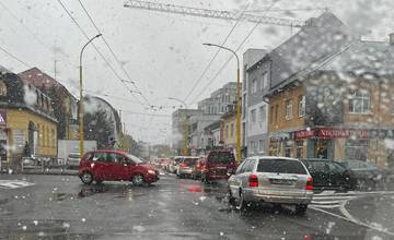 Pred víkendom opäť kolabuje doprava v Žiline, veľká časť ulíc je ťažko prejazdná či upchatá