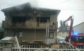 Pri požiari rodinného domu v Ružomberku boli zranení štyria ľudia, zasahovalo až 30 hasičov
