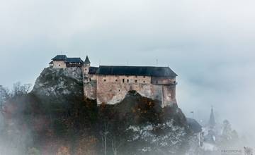 VIDEO: Letecké zábery poľského fotografa otvárajú nový pohľad na Oravský hrad zahalený v hmle