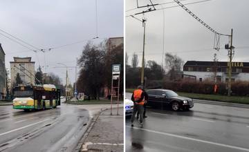 Nad jazdným pruhom na Mostnej ulici v Žiline visia odtrhnuté vodiče trolejového vedenia 