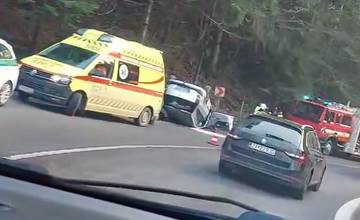 VIDEO: Na hlavnom ťahu na Makov došlo k ďalšej nehode, auto skončilo prevrátené na streche vedľa cesty