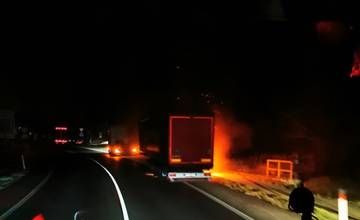 Pri zjazde z diaľnice D3 horel v utorok ráno kamión, na mieste zasahovali hasiči i polícia