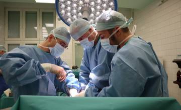 Lekári žilinskej nemocnice vykonávajú náročnú operáciu, ktorá dáva onkologickým pacientom nádej