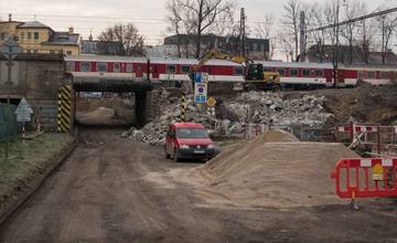 FOTO: Väčšia časť železničného mosta na Kysuckej ulici je zbúraná, chodci naďalej využívajú podchod