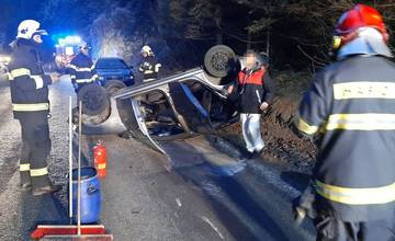 Auto s dvomi osobami sa prevrátilo na strechu pri Demänovskej jaskyni, zasahovali horskí záchranári